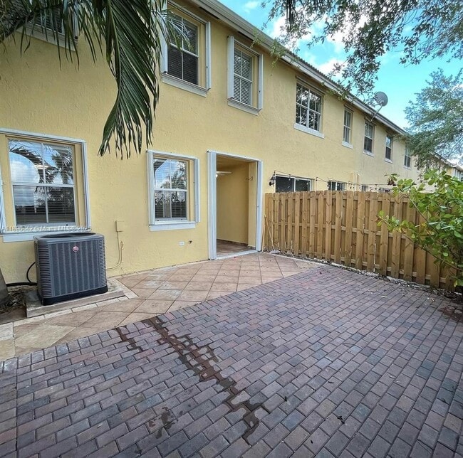 Foto del edificio - 14905 SW 8th Terrace