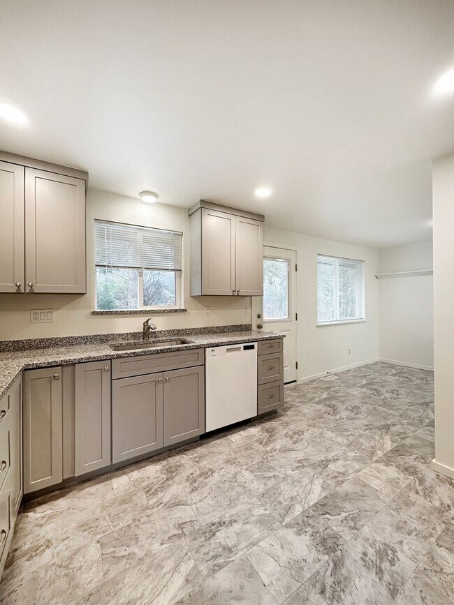 Building Photo - 4bd/2.5ba Seattle Home