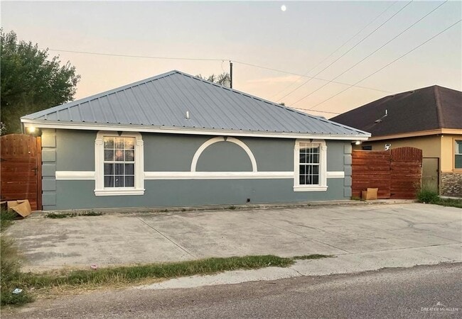 Foto del edificio - 144 Redwood Rd