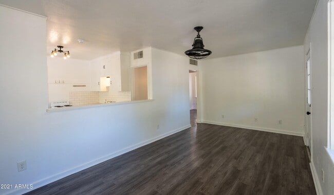 Foto del edificio - 908 W MacKenzie Dr