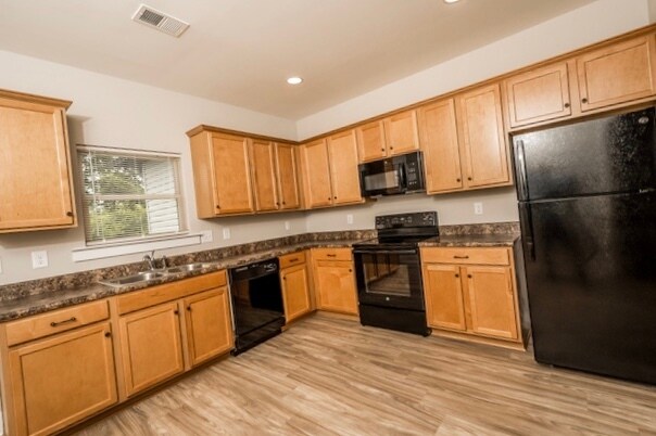 Building Photo - 165 Maple Leaf Dr