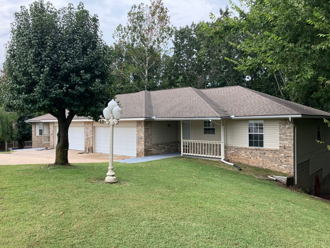Foto principal - 8629 Golf Creek Dr