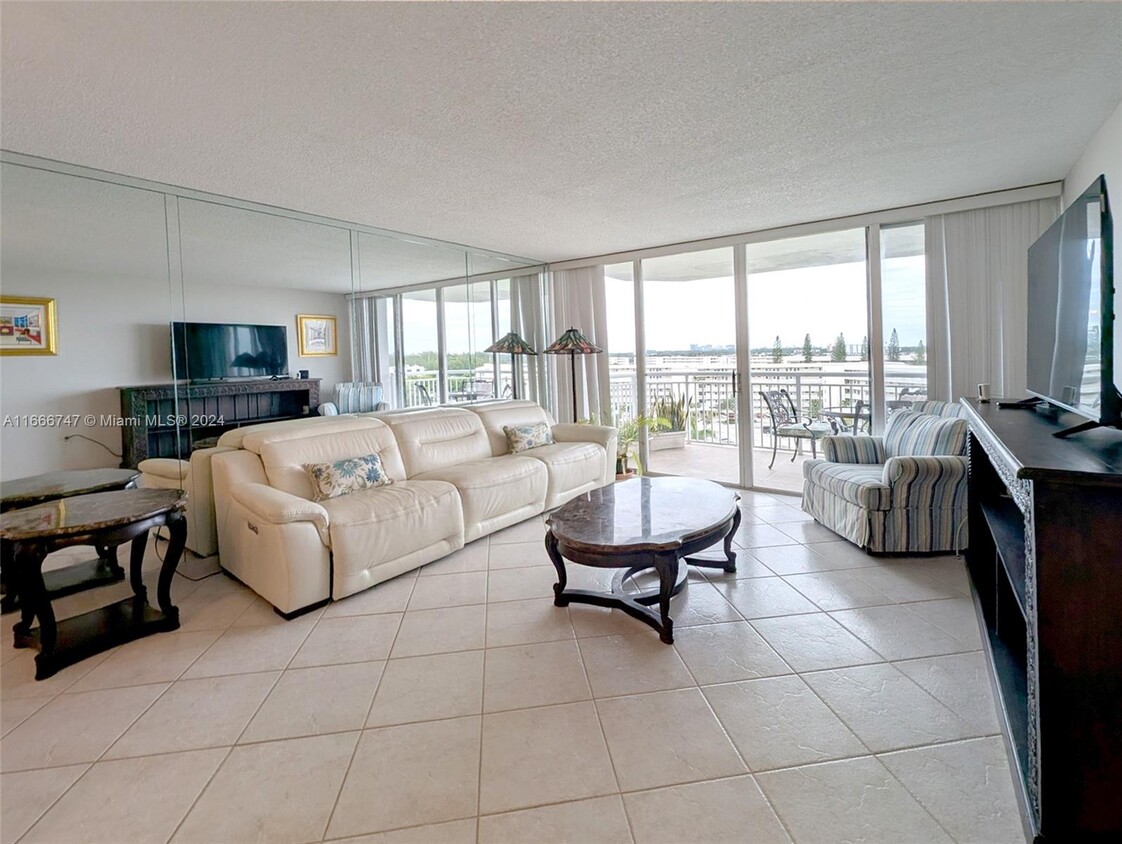 Foto principal - 18011 Biscayne Blvd