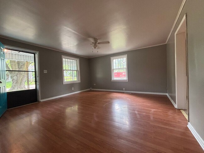 Building Photo - 3 BEDROOM 1.5 BATHROOM