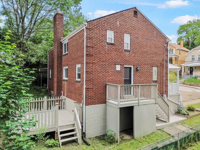 Building Photo - READY FOR MOVE IN! Fully RENOVATED 2-bedroom in Carrick!