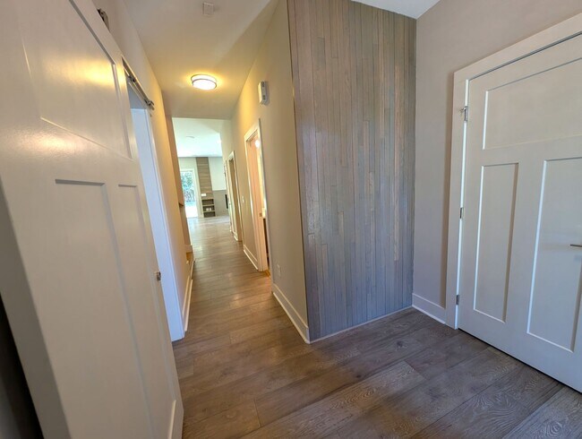 Foto del edificio - Stunning Contemporary 2 story, 4 bedroom, 3 full bath home is Located in the Merry Oaks Community!