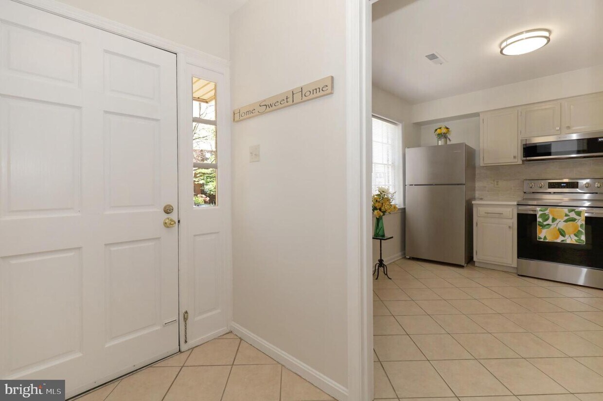 Foto principal - 8142 Larkin Ln