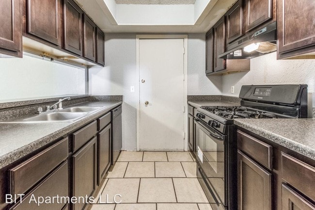 Building Photo - 4861 N Blackwelder Ave