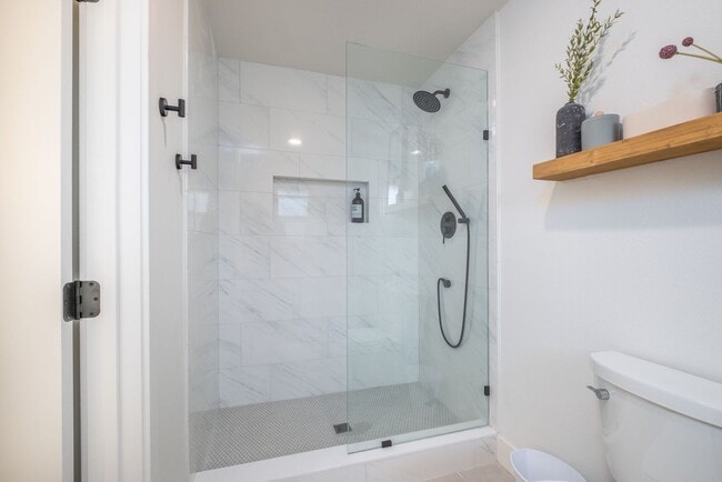 Building Photo - 3390 Thornhill Dr