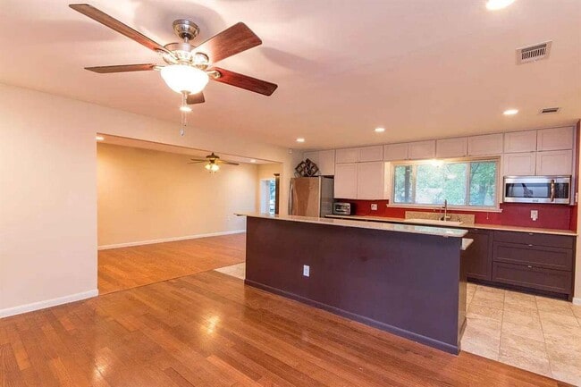 Building Photo - 1207 Fieldcrest Dr