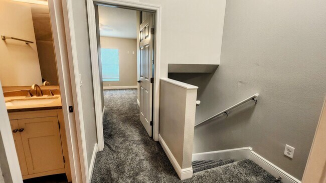 Building Photo - Spacious 2-Bed, 2.5-Bath Townhome in Belleview. $400 off 1st month's rent!!