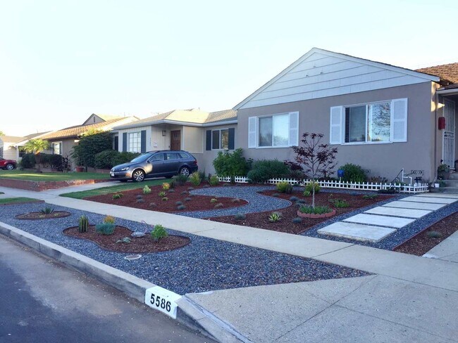 Foto del edificio - 3bed/1bath  house with PARKING, large back...