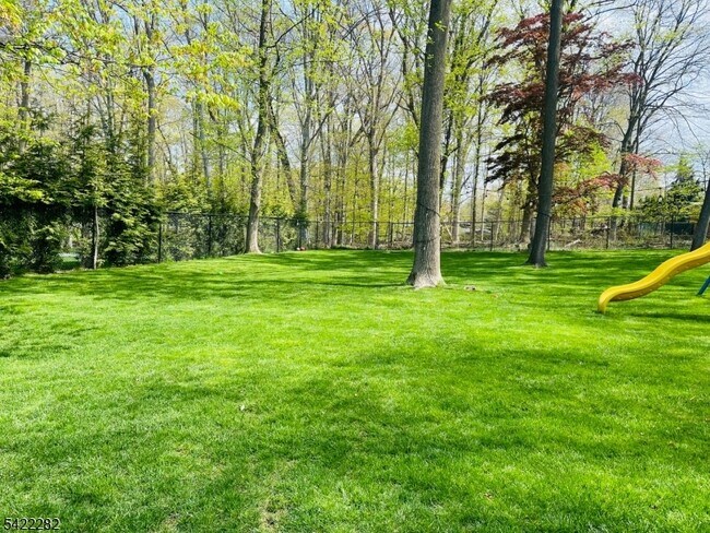 Foto del edificio - 227 E McClellan Ave