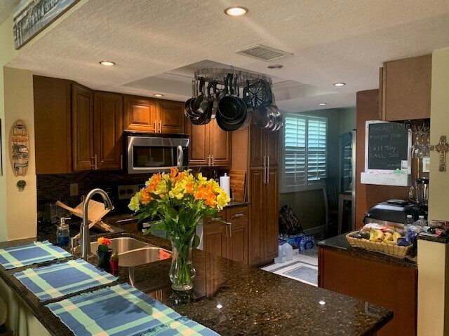 Kitchen - 201 International Dr