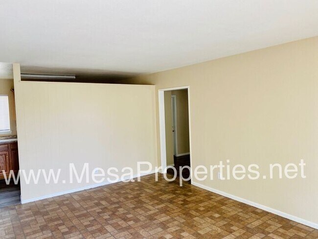 Building Photo - 3 Bedroom 2 Bathroom Home in Victorville!