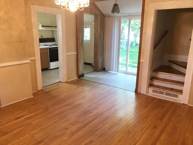 Building Photo - 4-bedroom 1 Bath Single-Family Home Near D...
