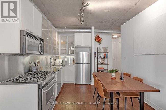 Building Photo - 533 Richmond St W