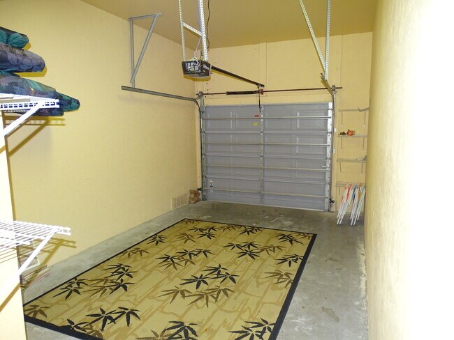 Building Photo - Newly Renovated & Available Now - Furnishe...