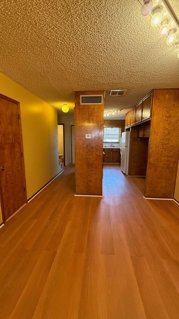 Building Photo - Spacious 2 Bedroom Apartment Available in ...