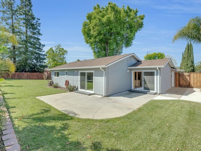 Foto del edificio - 4 Bed 2 Bath with Beautiful Large Yard!!