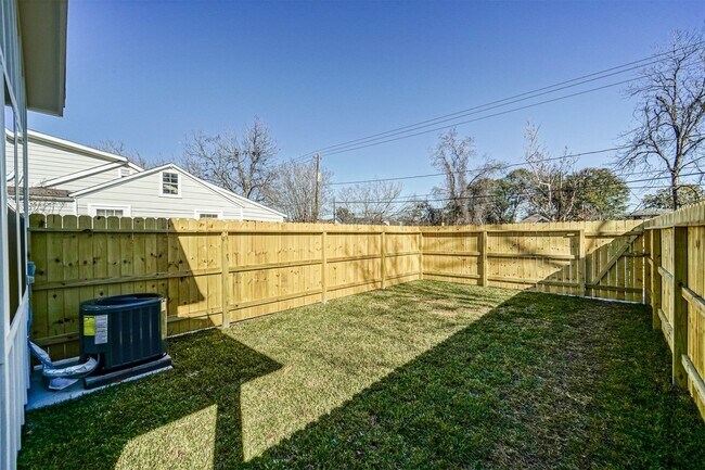 Building Photo - 8409 Schneider St