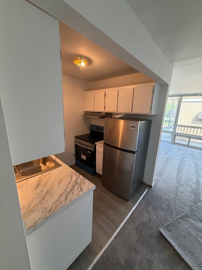 Foto del edificio - 24801 Jefferson Ave
