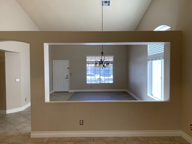 Foto del edificio - SINGLE STORY WITH A 3 CAR GARAGE IN HENDERSON!!!!