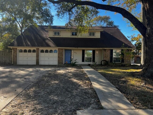 Building Photo - 835 Chatwood Dr