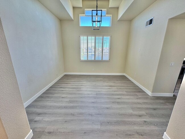 Foto del edificio - GORGEOUS 2 STORY SPACIOUS 4 BEDROOM HOUSE ...