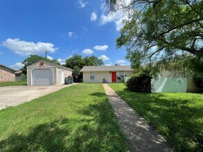 Building Photo - 2405 Parker Cir
