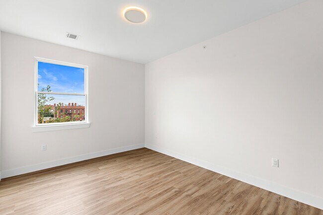 Building Photo - 533 61st St