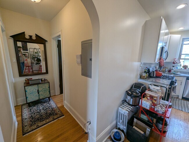 Building Photo - Newly Renovated 1 Bedroom in Rogers Park/L...