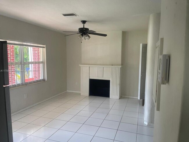 Building Photo - 2 bedroom in Miami FL 33150