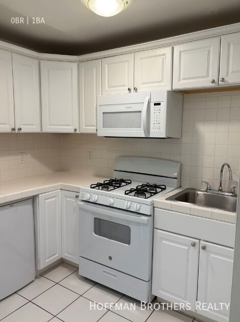 Foto del edificio - 9723 Charnock Ave