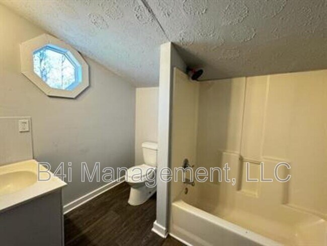 Building Photo - 9 Sutton Rd