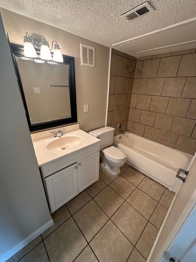 Foto del edificio - 1BD/1BA Townhouse located on the Germantow...