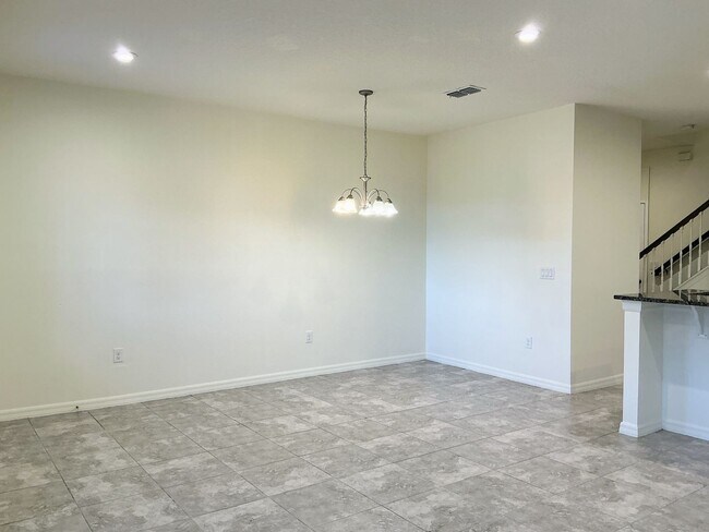 Foto del edificio - REDUCED!!! Conveniently Located PET FRIEND...