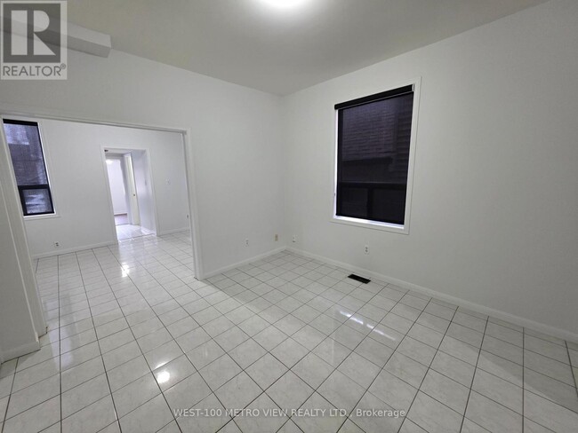 Building Photo - 1075 Dufferin St