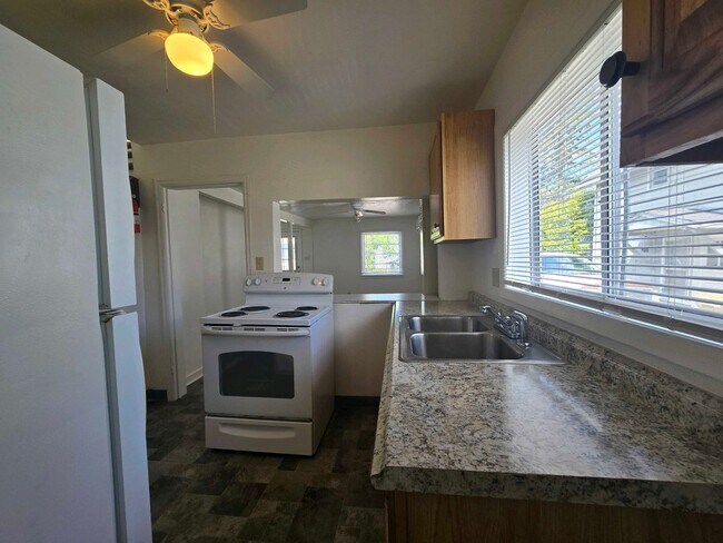 Foto del edificio - Cozy 2 Bed, 2 Bath Home with Parking Spaces and a Fenced Backyard!