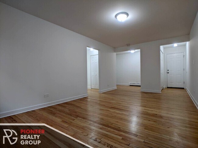 Building Photo - 6211 N Kenmore Ave