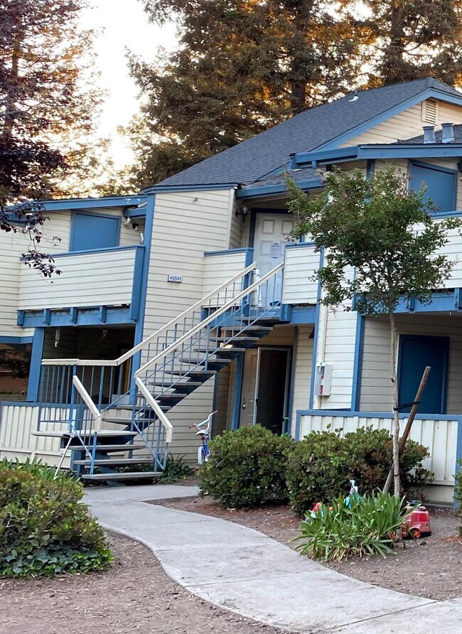 Escaleras a la unidad superior - 46840 Winema Cmn