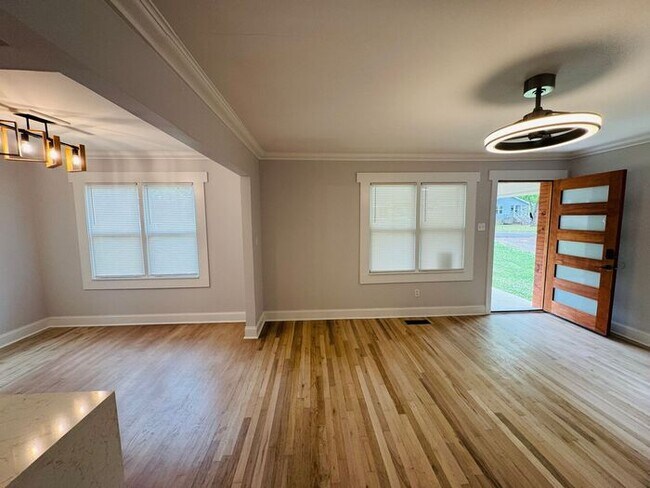 Foto del edificio - Adorable home minutes from everything