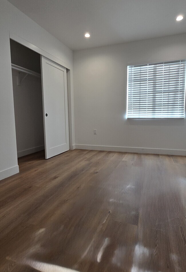 Foto del edificio - 10435 Ashton Ave