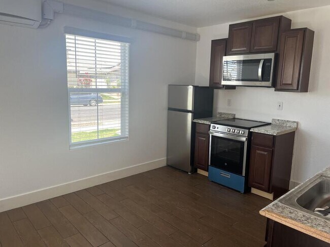 Foto del edificio - 1663 Thistle Ln