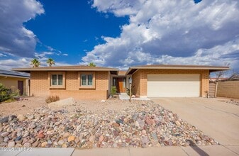 Building Photo - 2720 N Essel Dr
