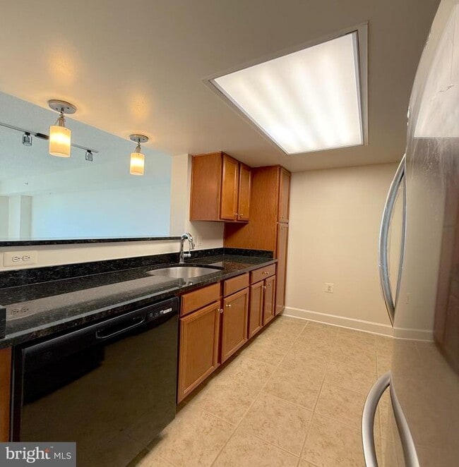 Foto del edificio - 11800 Sunset Hills Rd
