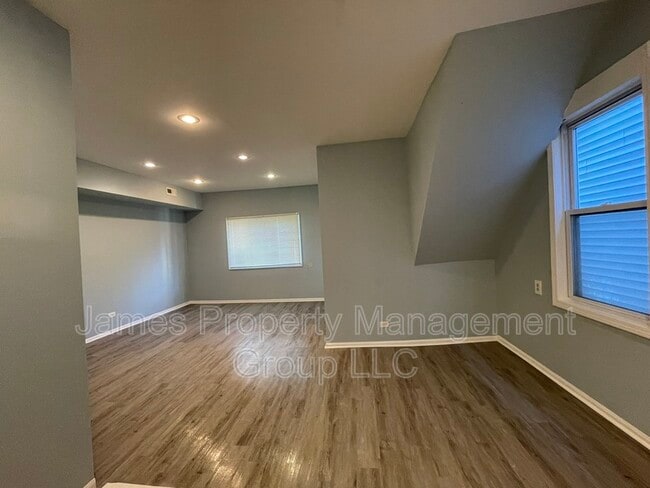 Building Photo - 2227 W 21st Pl