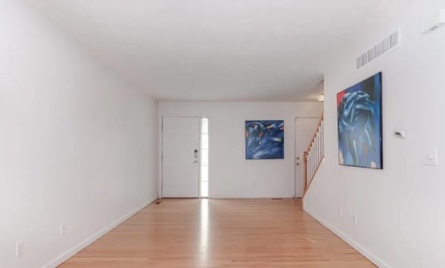 Building Photo - Spacious & Stylish 4-Bed, 4-Bath Townhome ...