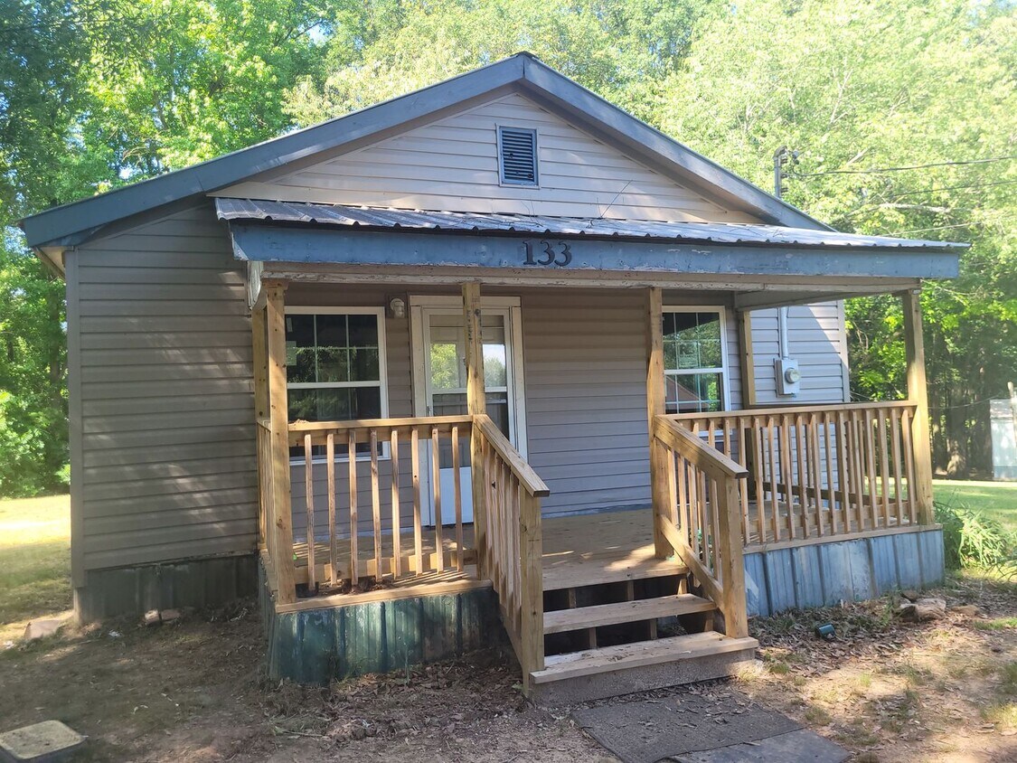 Primary Photo - CURRENTLY UNDER RENOVATION: Now Leasing-Fr...