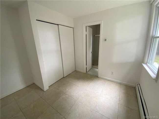 Foto del edificio - 1860 E Main St